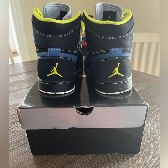 Air Jordan 1 Retro High ‘Black Cyber’ - Picture 5 of 7